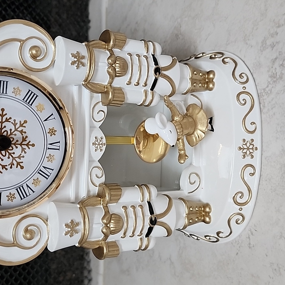 🕯BATH & BODY WORKS Christmas Candle Holder🕯 - Picture 2 of 10